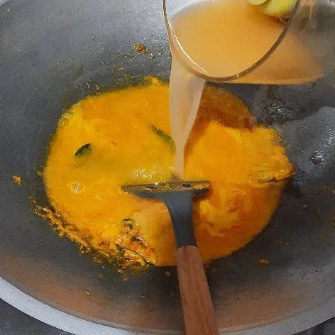 Kemudian tambahkan air.
