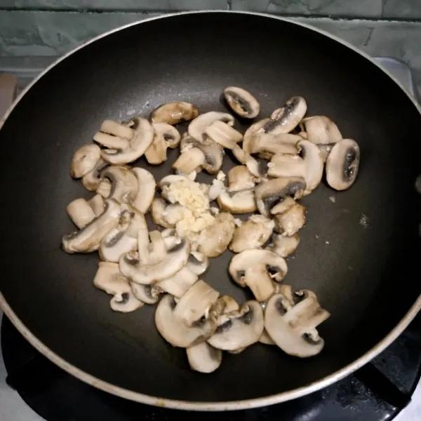 Setelah jamur agak layu,tambahkan bawang putih cincang