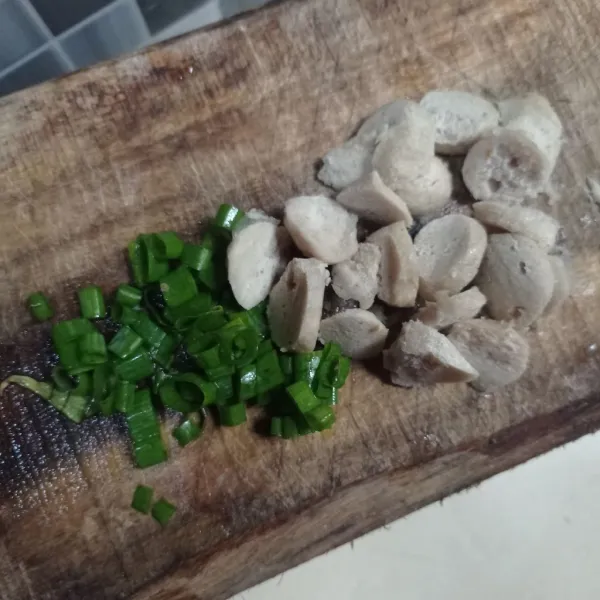Iris bakso kerikil dan daun bawang, sisihkan.