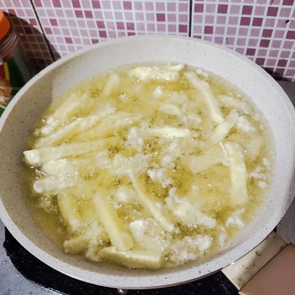 Panaskan minyak goreng, kemudian goreng kentang hingga matang.