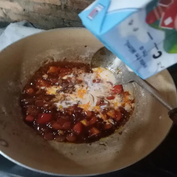 Masukkan saus bolognese, saus tomat, dan tomat segar. Aduk kembali.Tambahkan susu,aduk rata hingga mengental.