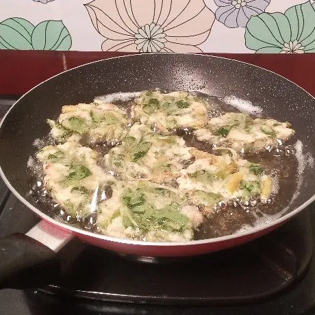 Balik jika bagian bawah telah matang kuning kecoklatan. Setelah matang, angkat tiriskan. Sajikan dengan cabe atau saos kesukaan.