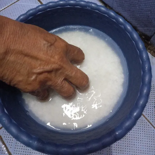 Cuci beras ketan sampai bersih.