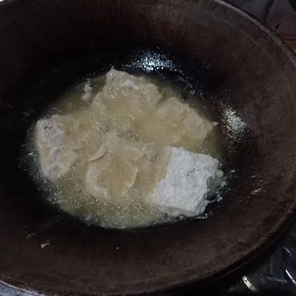 Panaskan minyak lalu masukkan tempe.