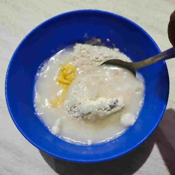 Campurkan tepung terigu, gula pasir, garam, margarin dan air, aduk hingga tercampur rata.