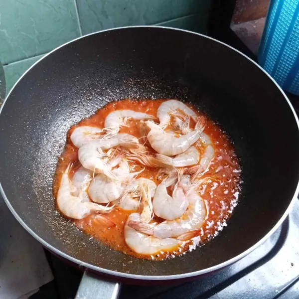 Masukkan udang, tumis hingga berubah warna. Bumbui garam, gula, kaldu bubuk udang