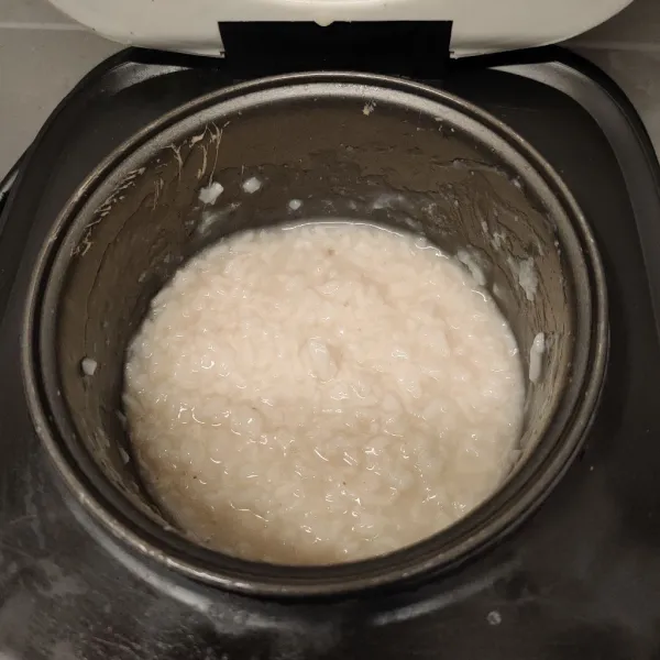 Jika terlalu kental tambahkan air lagi, bumbui dengan kaldu jamur.