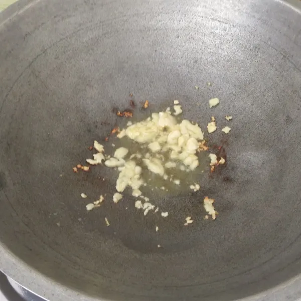 Geprek bawang putih lalu tumis hingga harum.