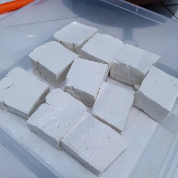 Potong-potong tahu.