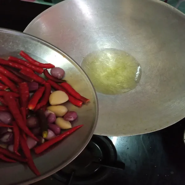 Panaskan minyak dalam wajan, lalu goreng cabe merah, bawang merah, bawang putih terlebih dahulu, tumis hingga agak layu.