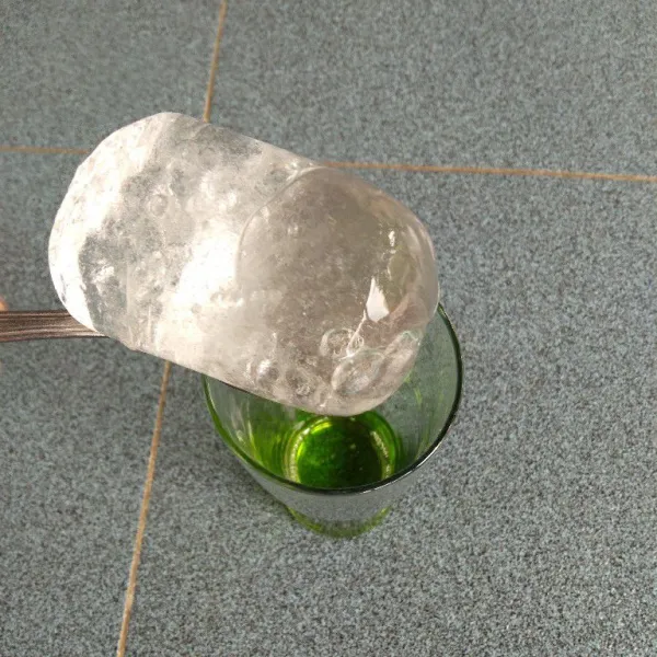 Tambahkan es batu.