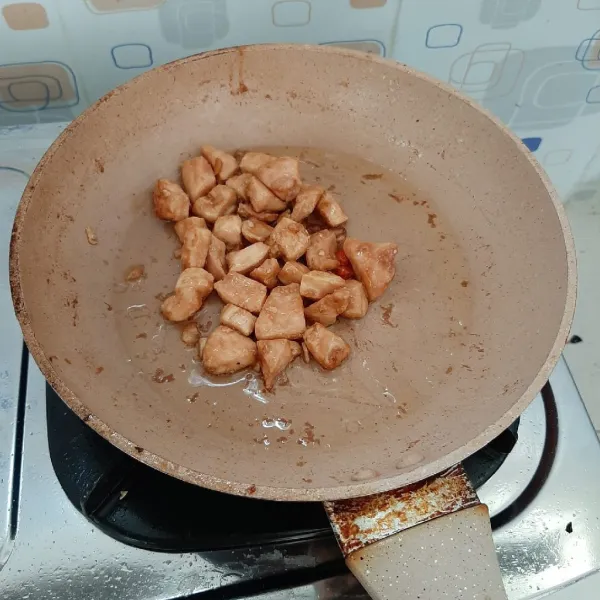 Masak hingga bumbu meresap. 
Tata pokcoy rebus di piring. 
Lalu siram dengan ayam saus tiram.