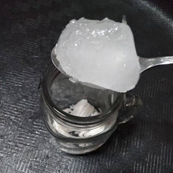 Masukan es batu ke dalam gelas saji.