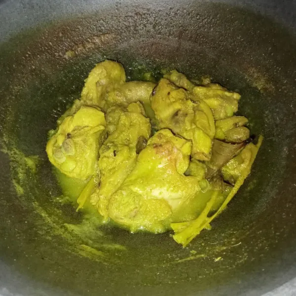 Ungkep ayam sampai matang dan airnya habis.