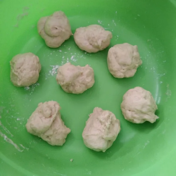Bagi adonan masing-masing 25-30 gram