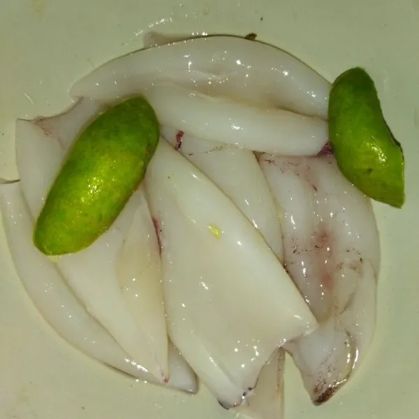 Siapkan cumi yang sudah disisihkan bagian isi perutnya dan sudah dikupas kulit arinya, bilas bersih, lalu beri air perasan jeruk nipis, aduk rata, diamkan sekitr 10 menit.