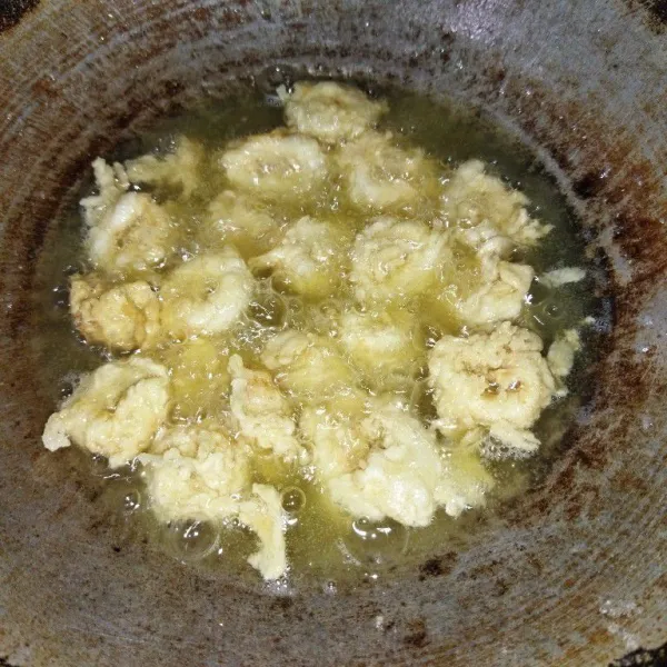 Lalu goreng cumi tepung dalam minyak goreng panas, jangan digoreng terlalu lama, karena cumi akan alot, digoreng sampai tepung nya sudah matang. 
Angkat lalu sajikan.
