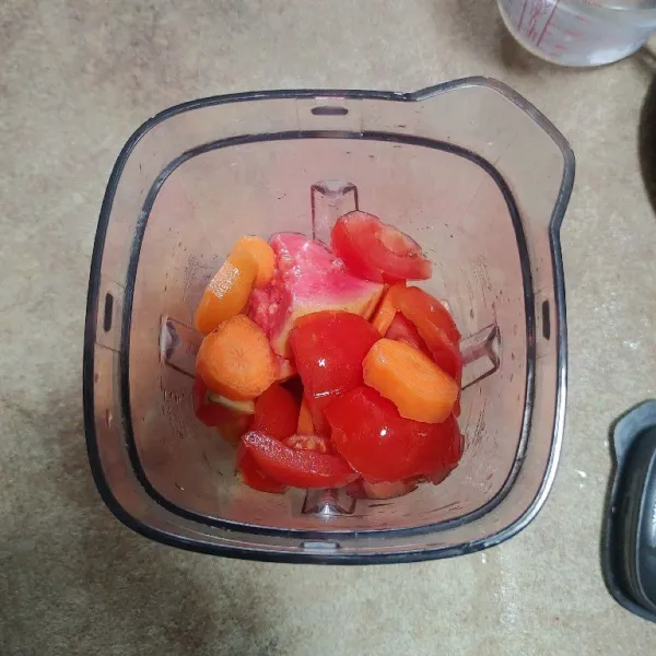 Potong buah jambu,tomat dan wortel. 
Masukkan ke dalam blender.