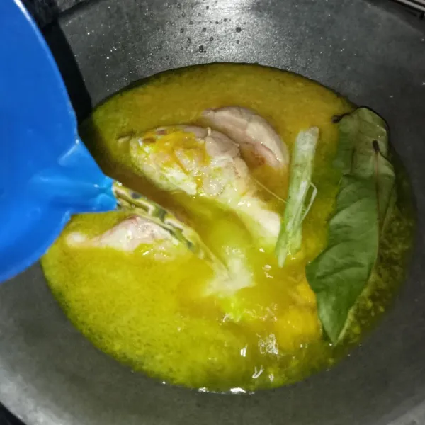 Tambahkan air, garam, lada bubuk, gula pasir dan kaldu jamur.