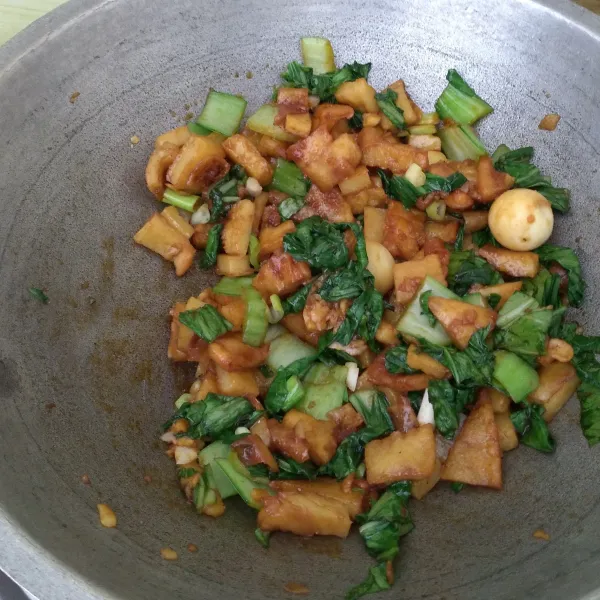 Tambahkan saos tiram, kaldu jamur, garam, daun bawang iris, lada bubuk dan kecap manis. 
Aduk hingga tercampur serta koreksi rasa sesuai selera.