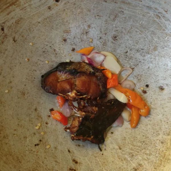 Masukkan ikan asap, aduk rata.