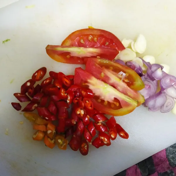 Iris cabai, bawang merah, bawang putih dan tomat.