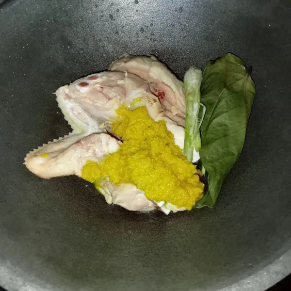 Masukkan ayam, bumbu halus, serai dan daun salam diwajan.