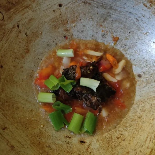 Masukkan daun bawang, aduk rata. Masak sebentar, matikan api.