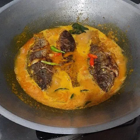 Lalu masukkan ikan dan tambahkan rawit utuh, masak hingga bumbu meresap.
