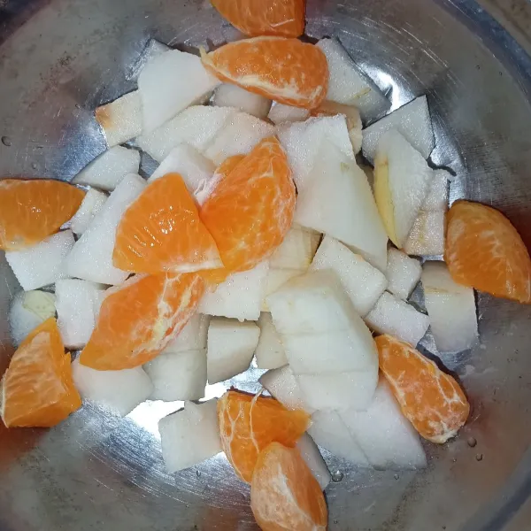 Kupas buah Pear lalu potong dadu, masukkan dalam mangkuk dan masukkan jeruk, buang tulangnya potong daging jeruk menjadi dua.