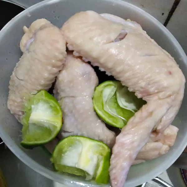 Cuci bersih daging ayam, lalu marinasi dengan air jeruk nipis selama 15 menit.