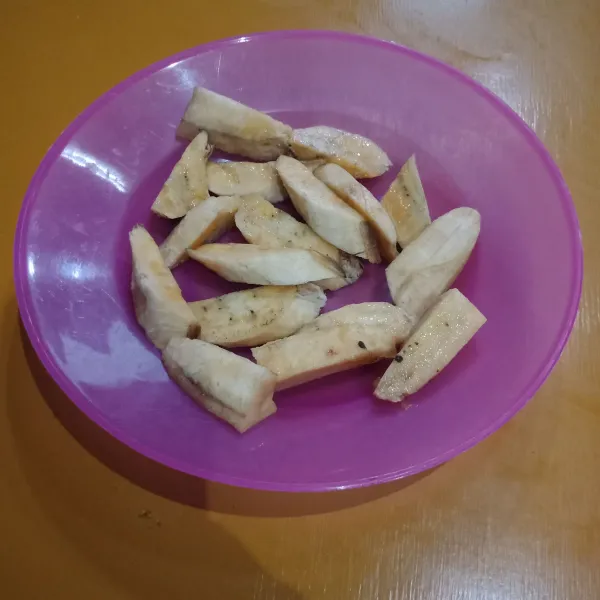 Kupas pisang dari kulitnya lalu potong kecil-kecil.