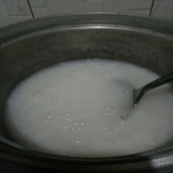 Masak beras selama 10 menit,  lalu matikan kompor selama 25 menit.  Hidupkan kembali kompor masak lontong selama 20 menit atau sampai berbentuk bubur.