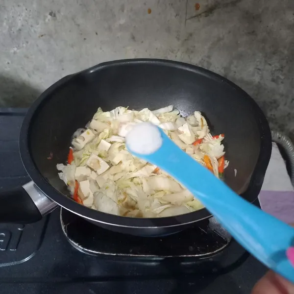Masukkan air. 
Bumbui dengan garam, gula dan penyedap rasa.