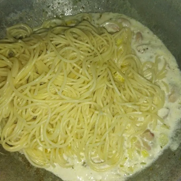 Jika sudah mendidih masukkan spaghetti, aduk rata.