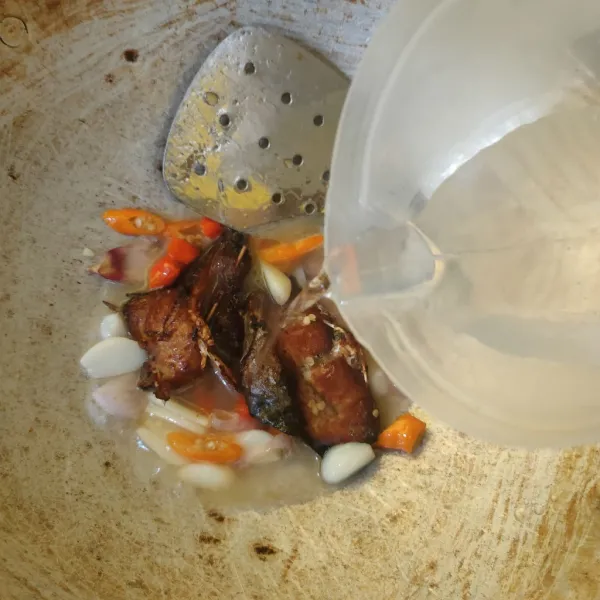 Masukkan air, kaldu bubuk dan gula pasir. Masak hingga mendidih, bumbu meresap dan air sedikit menyusut.