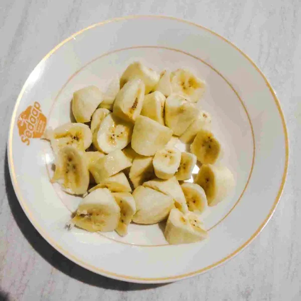 Potong-potong pisang agak kecil.