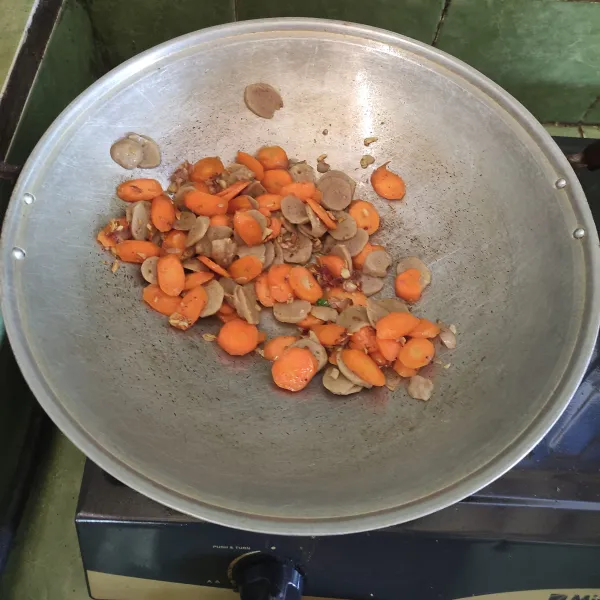 Setelah harum masukkan bakso dan wortel hingga matang.