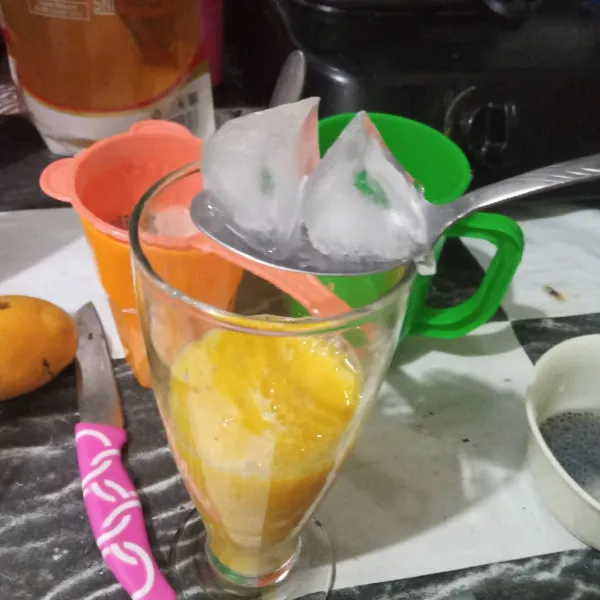 Masukkan es batu.