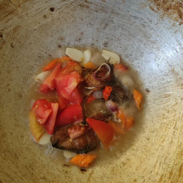Masukkan tomat, aduk rata. Masak hingga air menyusut.