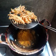 Bila sudah berwarna kuning, angkat dari pengorengan lalu tiriskan.