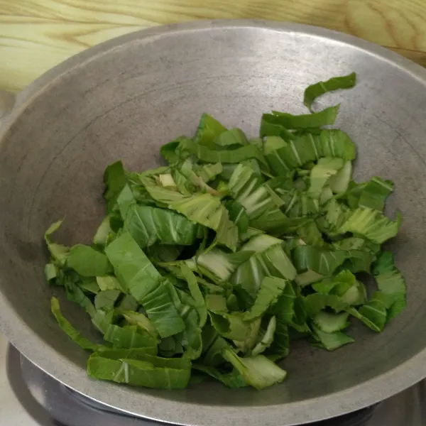 Masukkan pakcoy yang sudah dipotong. 
Tumis hingga agak layu.