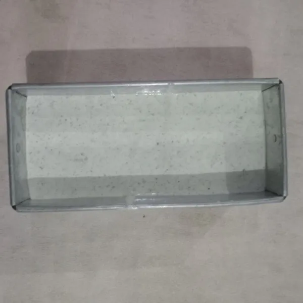 Masukkan adonan kedalam loyang uk 20 cm x 9 cm x 7 cm yang bagian bawahnya dialasi baking paper.