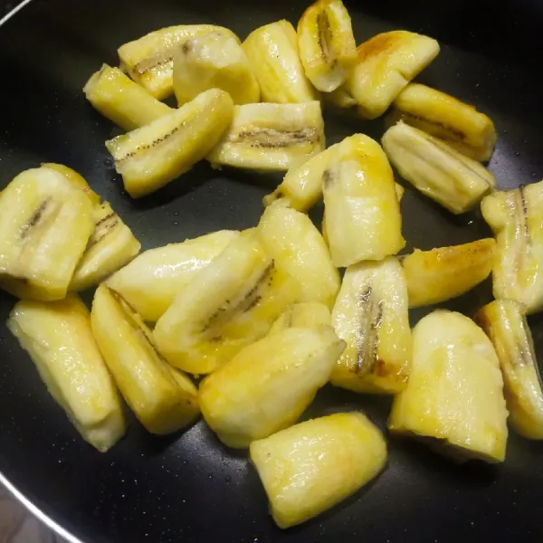 Kemudian masak pisang tanduk dengan margarin hingga setengah matang, angkat dan sisihkan.