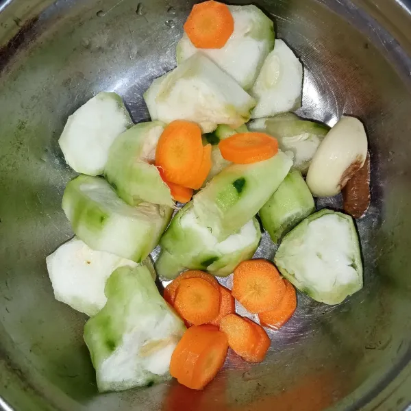 Kupas sayuran, cuci bersih kemudian potong sesuai selera.
