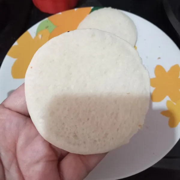 Lakukan hingga semua roti tawar berbentuk bulat seperti ini, sisihkan.