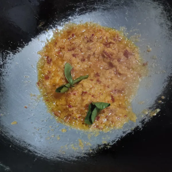Siapkan bumbu halus, tumis bumbu dengan secukupnya minyak tambahkan daun jeruk masak hingga bumbu harum dan matang.