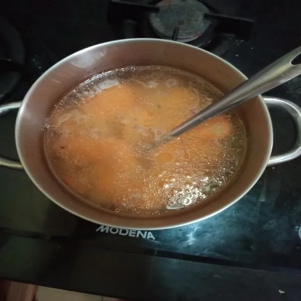 Setelah mendidih, masukkan wortel dan kentang, masak sampai agak empuk.