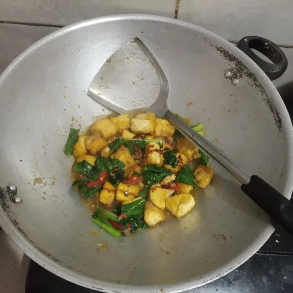 Masukan tahu, tambahkan kecap manis. Masak hingga meresap.