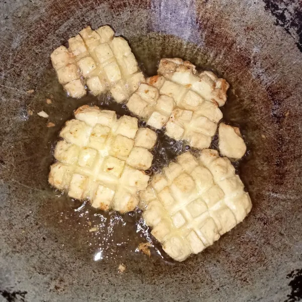 Panaskan minyak goreng, masukkan tahu lalu goreng hingga kering. Tekstur tahu domino ini gurih dan garing diluar lembut didalam. So yummy..